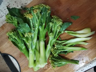 猪油渣炒芥兰花的做法步骤：1