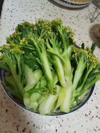 猪油渣炒芥兰花的做法步骤：2