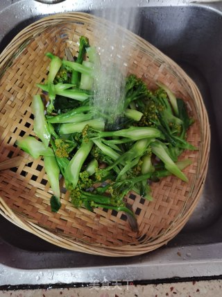 猪油渣炒芥兰花的做法步骤：5