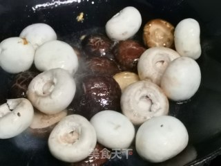 炒双菇的做法步骤：3