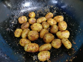 香辣小土豆的做法步骤：6