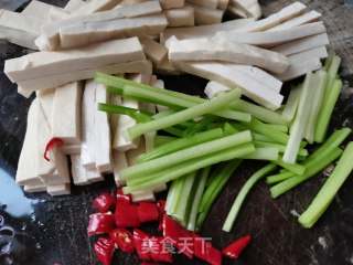 香芹白干的做法步骤：1
