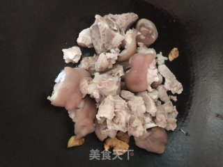 红萝卜焖猪蹄的做法步骤：4