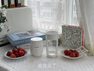草莓奶昔的做法步骤：1