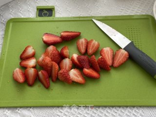 草莓奶昔的做法步骤：2