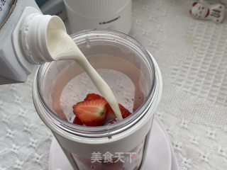草莓奶昔的做法步骤：3