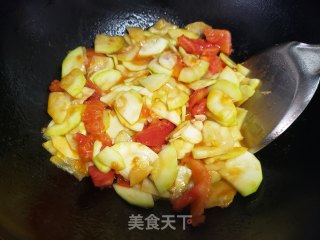 西葫芦炒西红柿的做法步骤：4