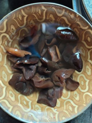 凉拌海带黑木耳的做法步骤：2