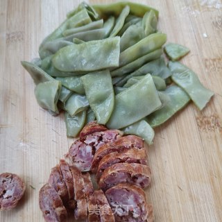 烤肠炒扁豆的做法步骤：1