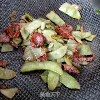 烤肠炒扁豆的做法步骤：9