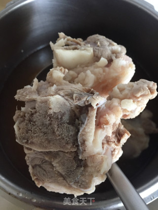 萝卜筒骨汤的做法步骤：1