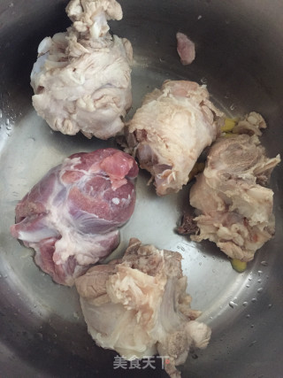 萝卜筒骨汤的做法步骤：2