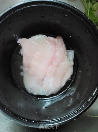 白灼鱼片的做法步骤：1