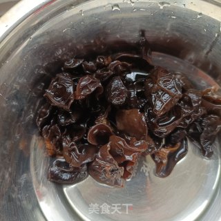 养心菜糯米肠沙拉的做法步骤：1