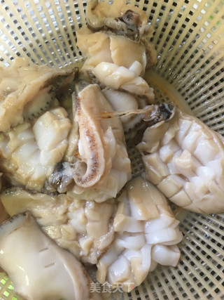 梅花肉烧鲍鱼的做法步骤：1