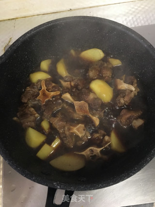 土豆炖牛尾的做法步骤：7