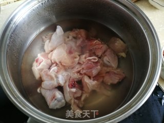 鸡腿炖土豆的做法步骤：2