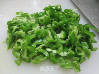 榨菜丝皱皮椒炒毛豆的做法步骤：4