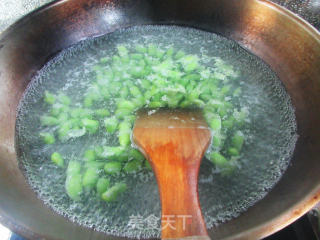 榨菜丝皱皮椒炒毛豆的做法步骤：5