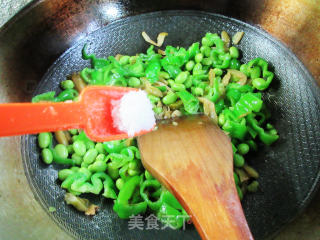 榨菜丝皱皮椒炒毛豆的做法步骤：8