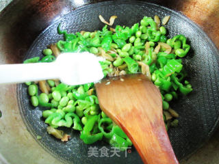 榨菜丝皱皮椒炒毛豆的做法步骤：9