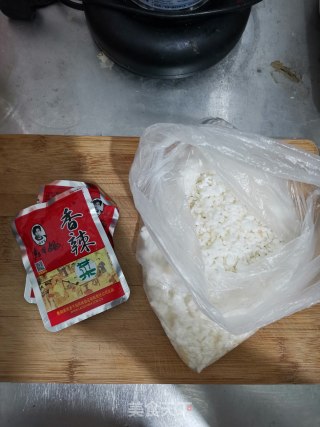老干妈香辣菜火腿炒饭的做法步骤：1