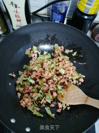老干妈香辣菜火腿炒饭的做法步骤：3