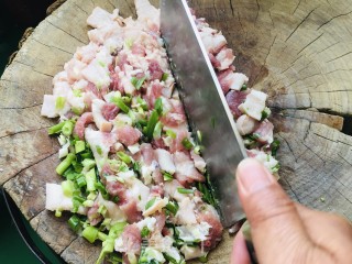 香芹大肉水饺的做法步骤：1
