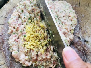 香芹大肉水饺的做法步骤：2