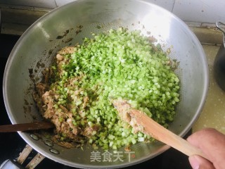 香芹大肉水饺的做法步骤：6