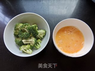 西蓝花蛋饼的做法步骤：1