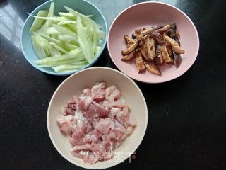 黄瓜香菇炒肉的做法步骤：1