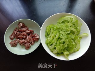 苦瓜炒牛肉的做法步骤：1