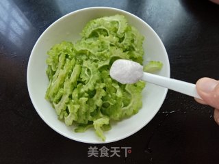 苦瓜炒牛肉的做法步骤：2
