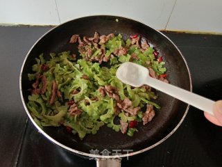 苦瓜炒牛肉的做法步骤：8