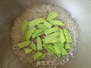 荷兰豆洋葱拌木耳的做法步骤：2