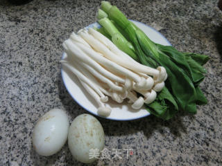 海鲜菇菜芯炒鸭蛋的做法步骤：1