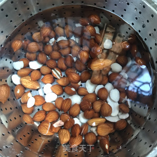 自制杏仁奶的做法步骤：1