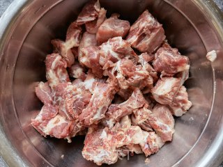 冬瓜烧排骨的做法步骤：1