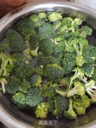 鲜虾遇上西兰花的做法步骤：3