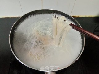 西红柿鸡蛋拌面的做法步骤：2