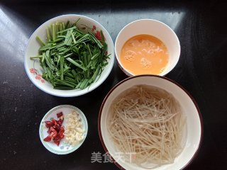 韭菜炒红薯粉的做法步骤：1