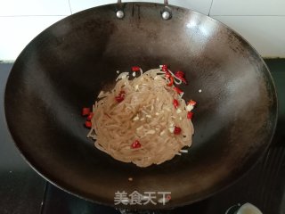韭菜炒红薯粉的做法步骤：4
