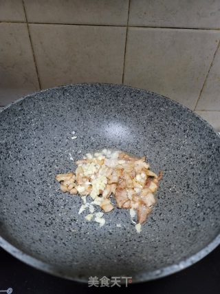 五花肉炒蒜薹的做法步骤：5