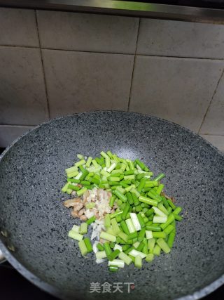 五花肉炒蒜薹的做法步骤：6