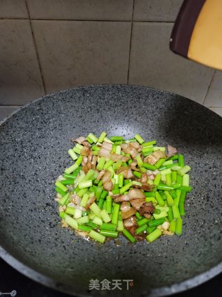 五花肉炒蒜薹的做法步骤：7
