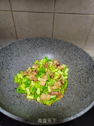 五花肉炒蒜薹的做法步骤：8