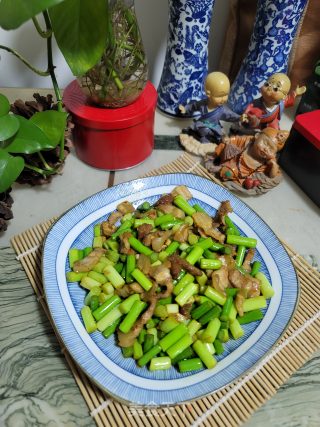 五花肉炒蒜薹的做法步骤：9