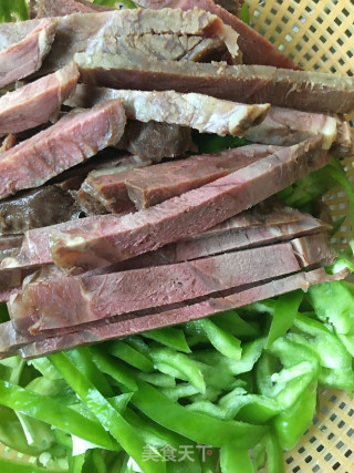 干切牛肉炒青椒的做法步骤：1