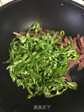 干切牛肉炒青椒的做法步骤：2